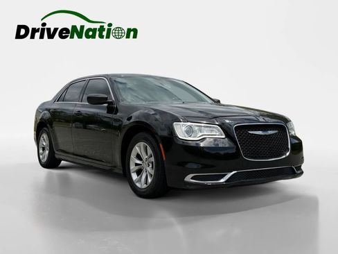 Used 2018 Chrysler 300 Touring RWD image 7