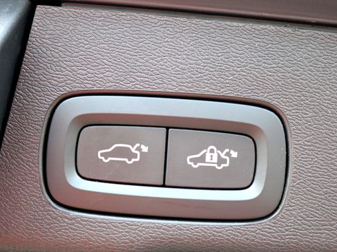 Used 2022 Volvo XC60 B5 Momentum image 22