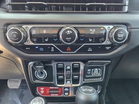 Used 2025 Jeep Wrangler Unlimited Rubicon 4xe w/ Convenience Group AWD/4WD image 15