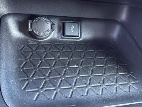 Used 2021 Toyota RAV4 LE AWD/4WD image 15