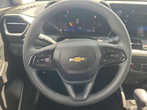 Used 2025 Chevrolet TrailBlazer LS w/ LS Convenience Package FWD image 17