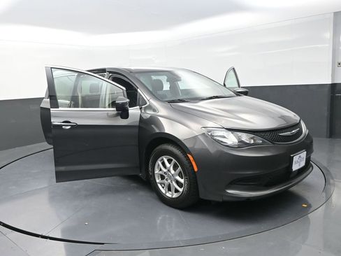 Used 2022 Chrysler Voyager LX image 30