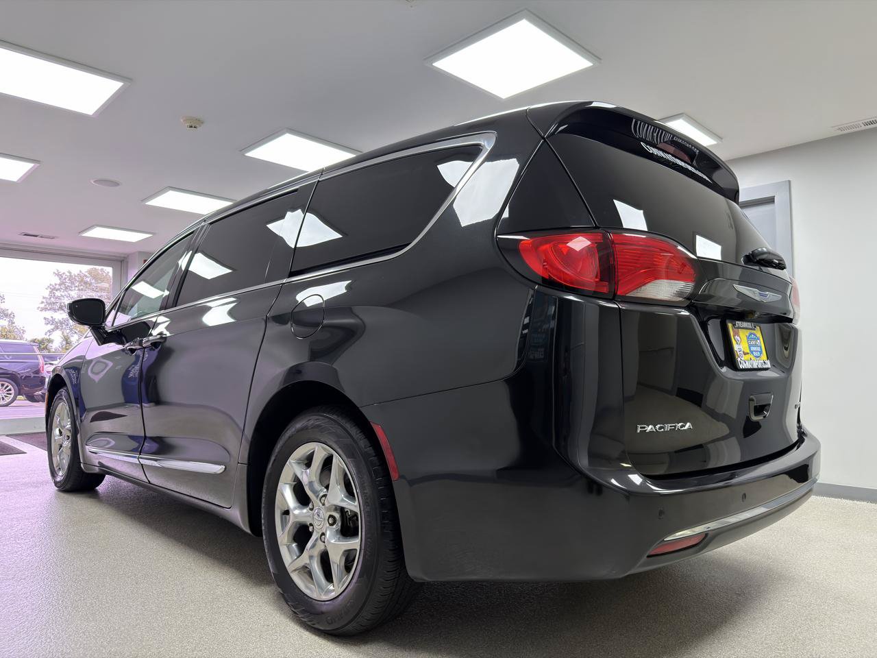 Used 2019 Chrysler Pacifica Limited FWD image 5