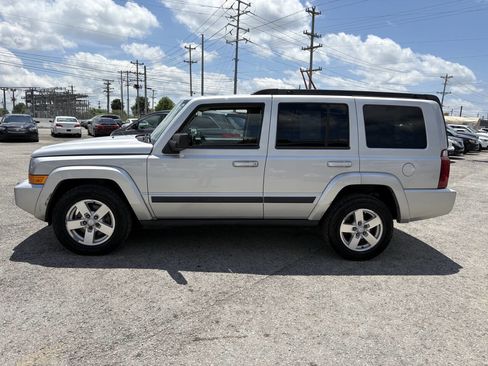 Used 2008 Jeep Commander Sport image 3