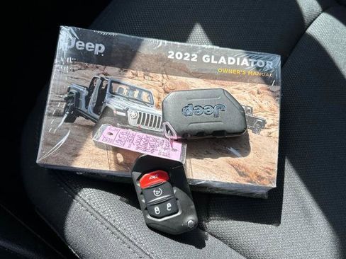 Used 2022 Jeep Gladiator Sport image 6