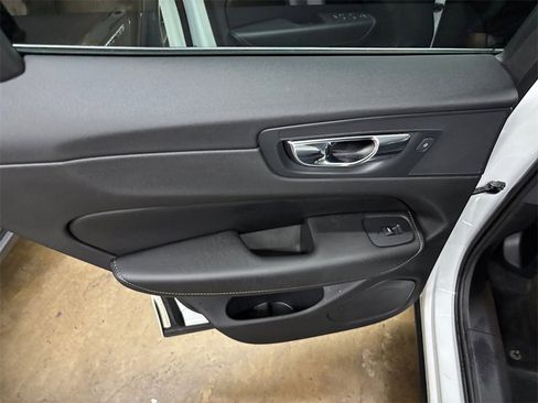 Used 2021 Volvo XC60 T6 Inscription image 15