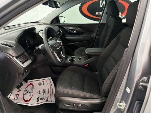 Used 2024 GMC Terrain SLE w/ Driver Convenience Package FWD image 9
