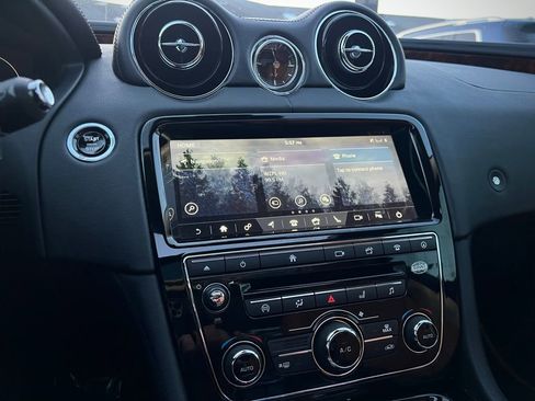 Used 2019 Jaguar XJ R-Sport image 66
