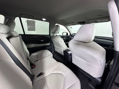 Used 2024 Toyota Grand Highlander AWD image 13