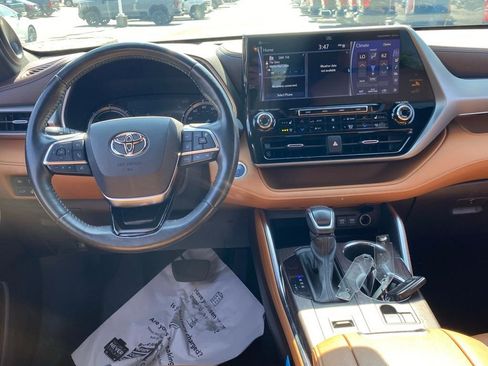 Used 2021 Toyota Highlander Platinum FWD image 10