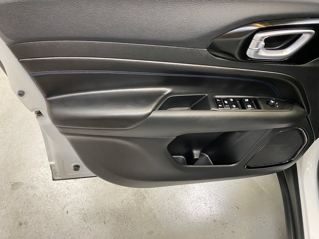 Used 2026 Jeep Compass Latitude AWD/4WD image 21
