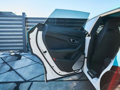 Used 2021 Lamborghini Urus image 25