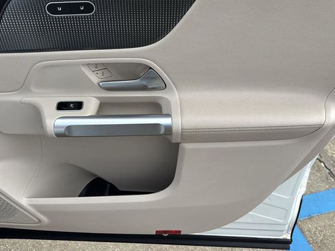 Used 2022 Mercedes-Benz GLB 250 image 21