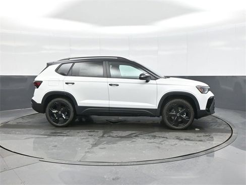 New 2026 Volkswagen Taos SE image 8