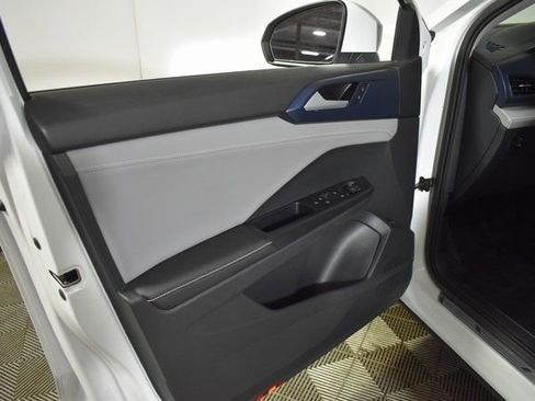 Used 2024 Volkswagen Taos SE image 7