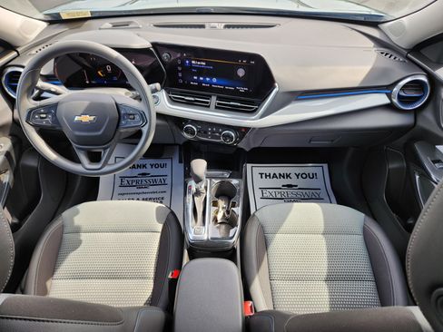 Used 2025 Chevrolet Trax LT FWD image 15
