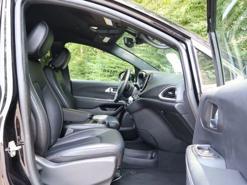 Used 2025 Chrysler Pacifica Select FWD image 39