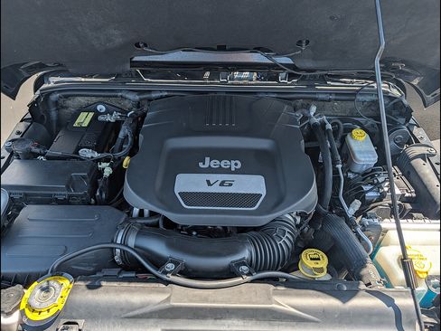 Used 2017 Jeep Wrangler Unlimited Sahara AWD/4WD image 32