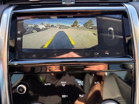 Used 2020 Land Rover Discovery Sport SE image 32