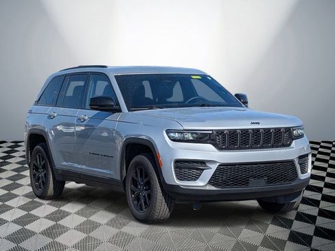 Used 2025 Jeep Grand Cherokee Altitude AWD/4WD image 4
