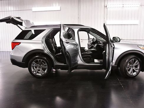 Used 2022 Ford Explorer XLT w/ Equipment Group 202A AWD/4WD image 33