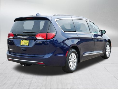 Used 2017 Chrysler Pacifica Touring-L FWD image 7