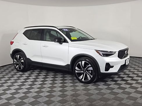 Certified 2023 Volvo XC40 B5 Ultimate w/ Climate Package image 4