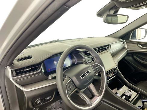 Used 2024 Jeep Grand Cherokee Limited w/ Black Appearance Package AWD/4WD image 24