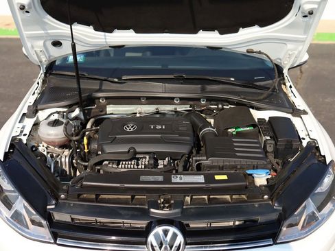 Used 2016 Volkswagen Golf SE image 32