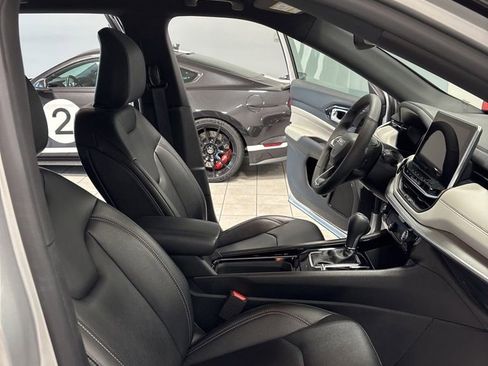 Used 2025 Jeep Compass Limited image 14