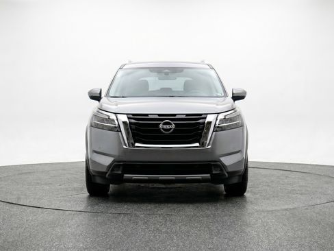 Used 2025 Nissan Pathfinder SV FWD image 2