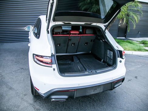 Certified 2023 Porsche Macan AWD/4WD image 23