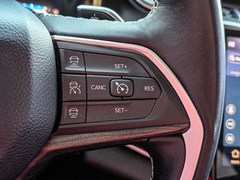 Used 2022 Jeep Grand Cherokee Limited image 22