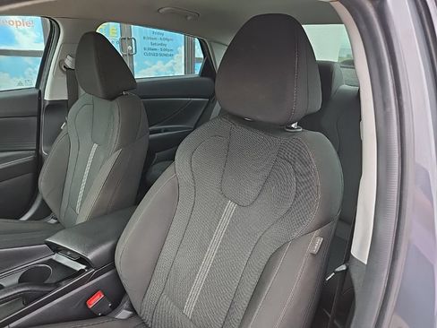 Used 2025 Hyundai Elantra SE FWD image 31