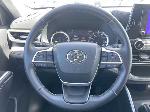 Used 2023 Toyota Highlander LE image 11