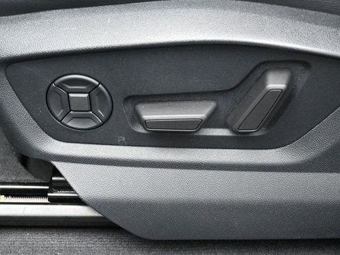 Used 2023 Audi Q8 Premium image 10