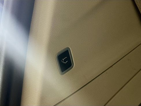 Used 2023 Chrysler Pacifica Touring-L image 28