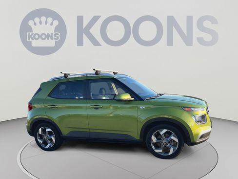 Used 2022 Hyundai Venue SEL FWD image 2