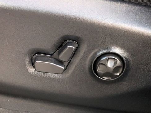 Certified 2025 Chrysler Pacifica Select image 13