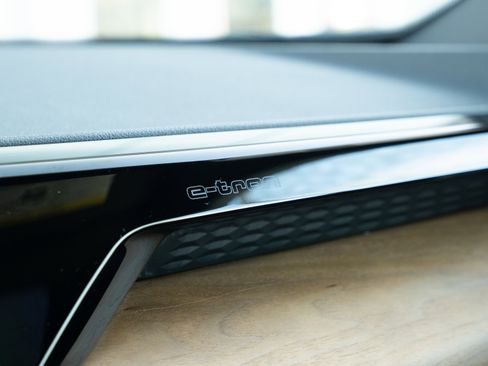 Certified 2023 Audi e-tron GT Premium Plus image 13