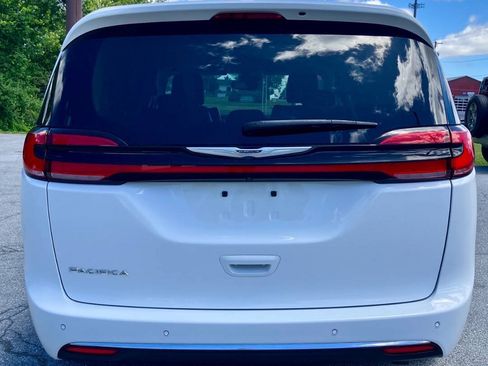 Used 2024 Chrysler Pacifica Touring-L FWD image 5