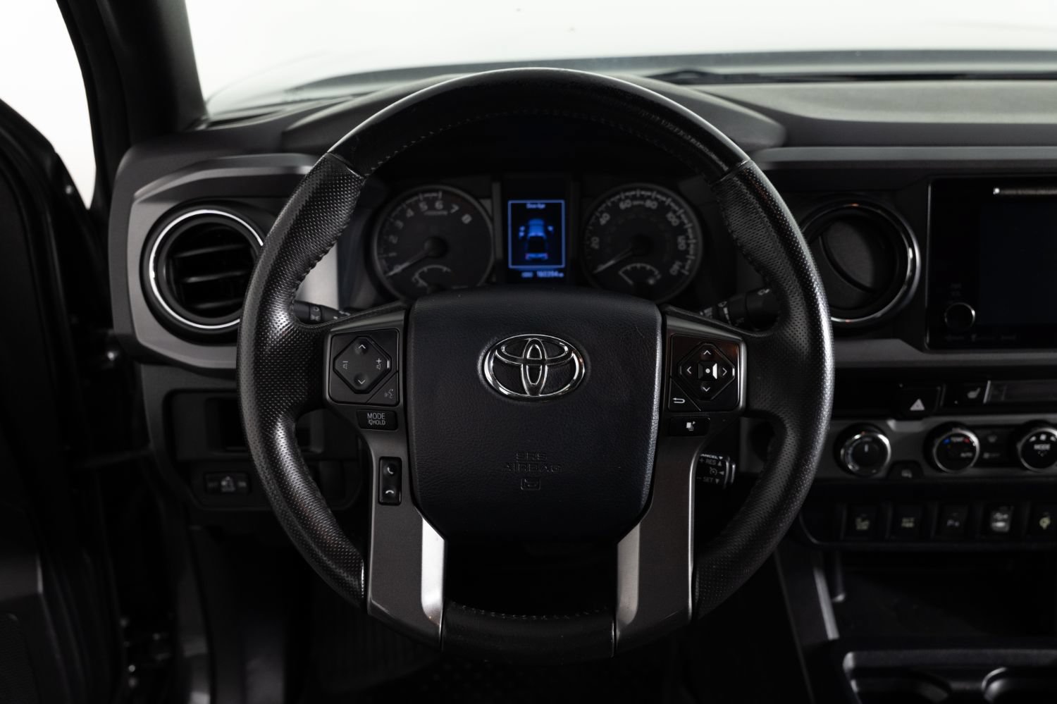 Used 2017 Toyota Tacoma TRD Off-Road w/ Premium & Technology Package AWD/4WD image 27