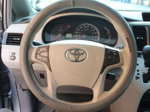Used 2013 Toyota Sienna LE FWD image 17