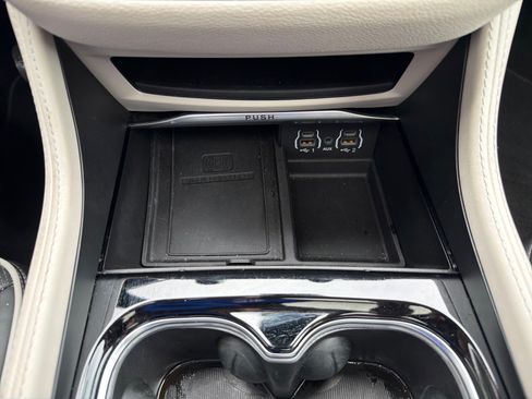 Used 2024 Chrysler Pacifica Limited FWD image 23