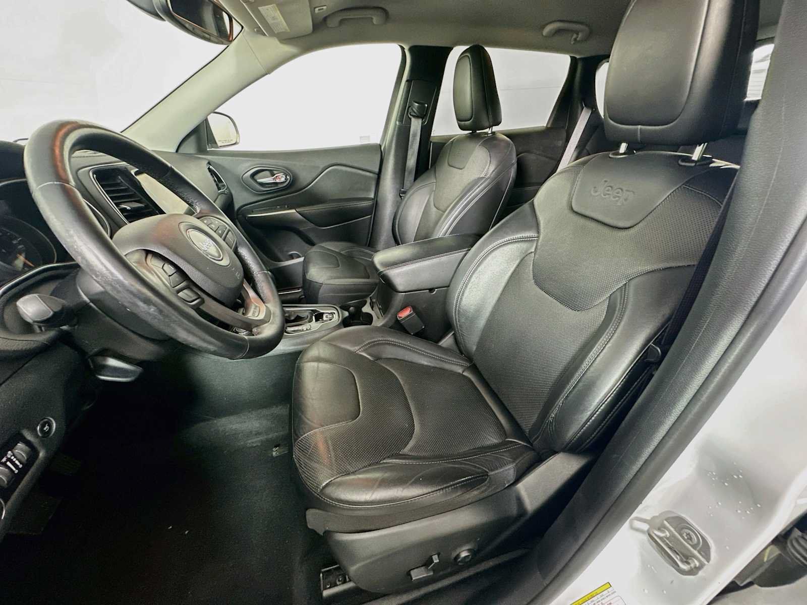 Used 2019 Jeep Cherokee Limited AWD/4WD image 19