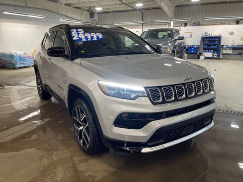 Used 2025 Jeep Compass Limited w/ Elite Group AWD/4WD image 3