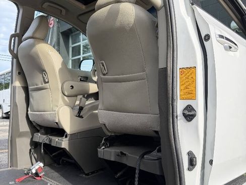 Used 2013 Toyota Sienna XLE w/ Premium Pkg FWD image 19