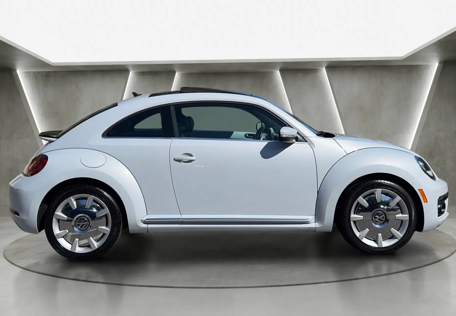 Used 2018 Volkswagen Beetle 2.0T SE w/ SE Premium Package FWD image 2