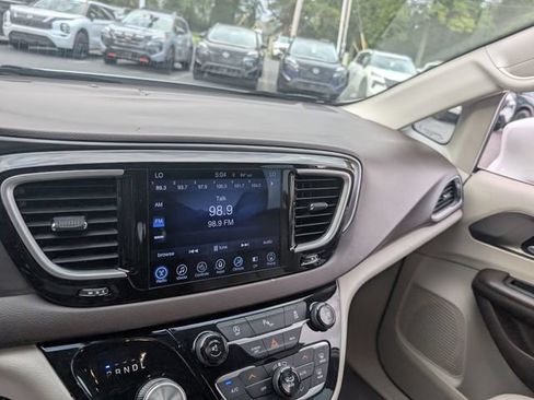 Used 2017 Chrysler Pacifica Touring-L FWD image 20