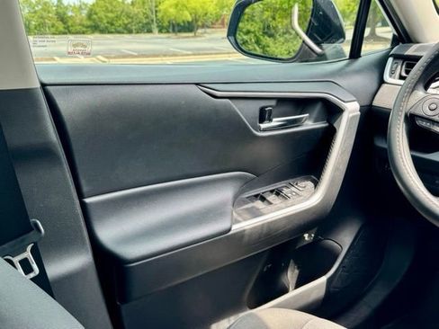 Used 2021 Toyota RAV4 XLE w/ Convenience Package FWD image 21